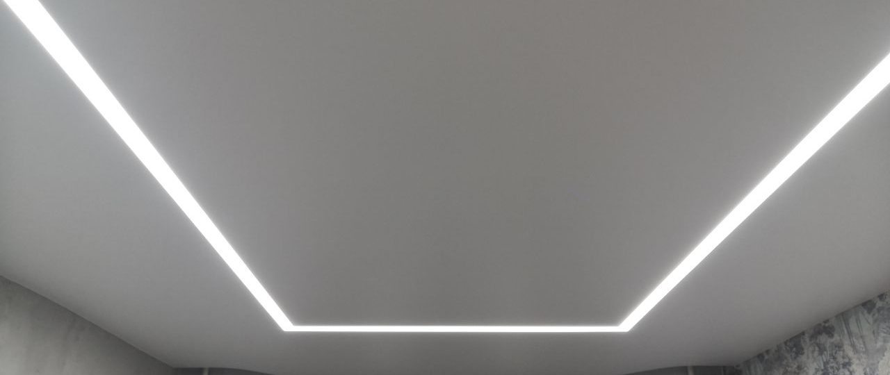 Световые линии на натяжном потолке фото 003. Установка световых линий на натяжном потолке (© Завпотолками)