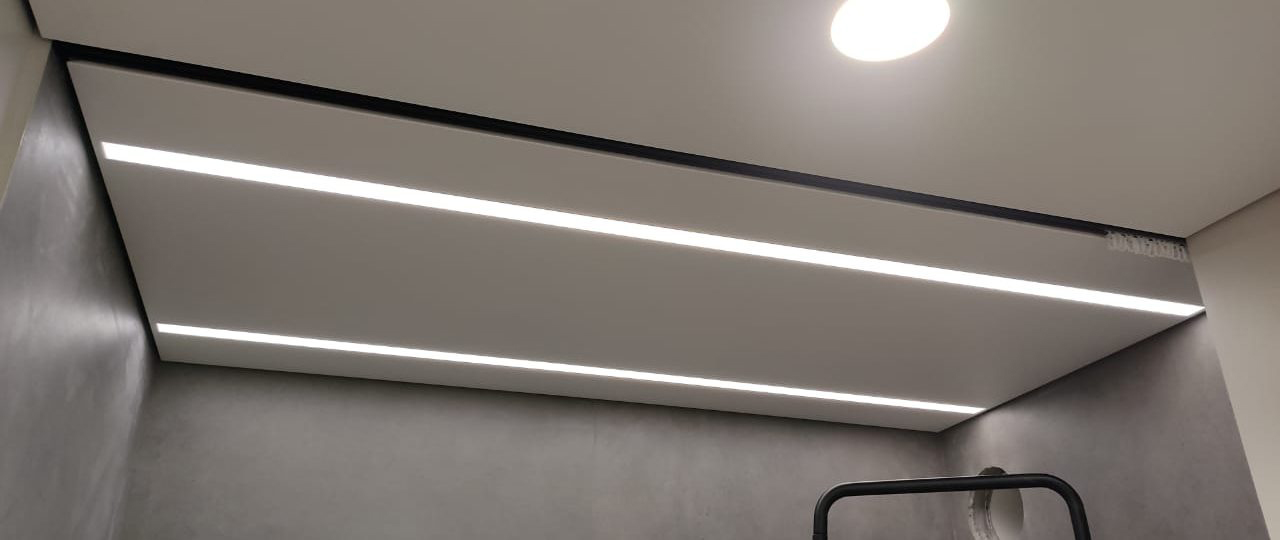 Световые линии на натяжном потолке фото 004. Установка световых линий на натяжном потолке (© Завпотолками)