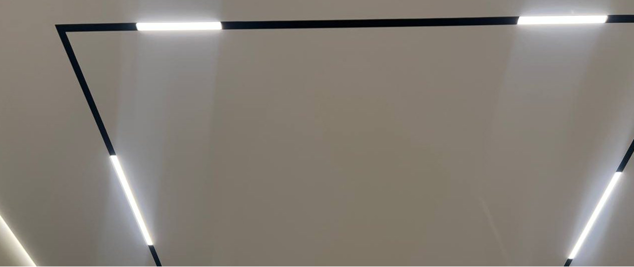 Трековые натяжные потолки. Трековые светильники для натяжных потолков фото 003. Установка треков в натяжной потолок (© Завпотолками)